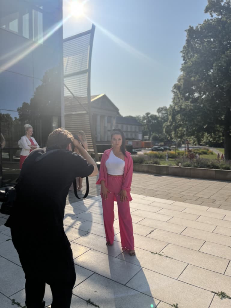 Mariane im pinken Anzug beim Fotoshooting