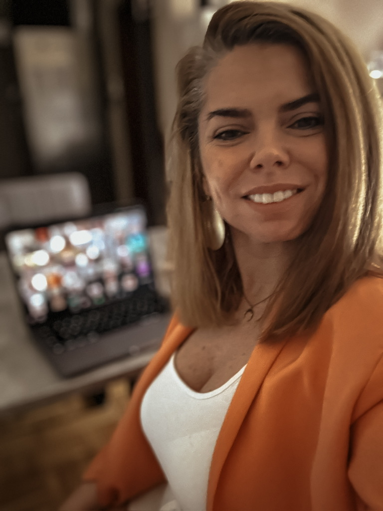 Mariane lächelt am Laptop