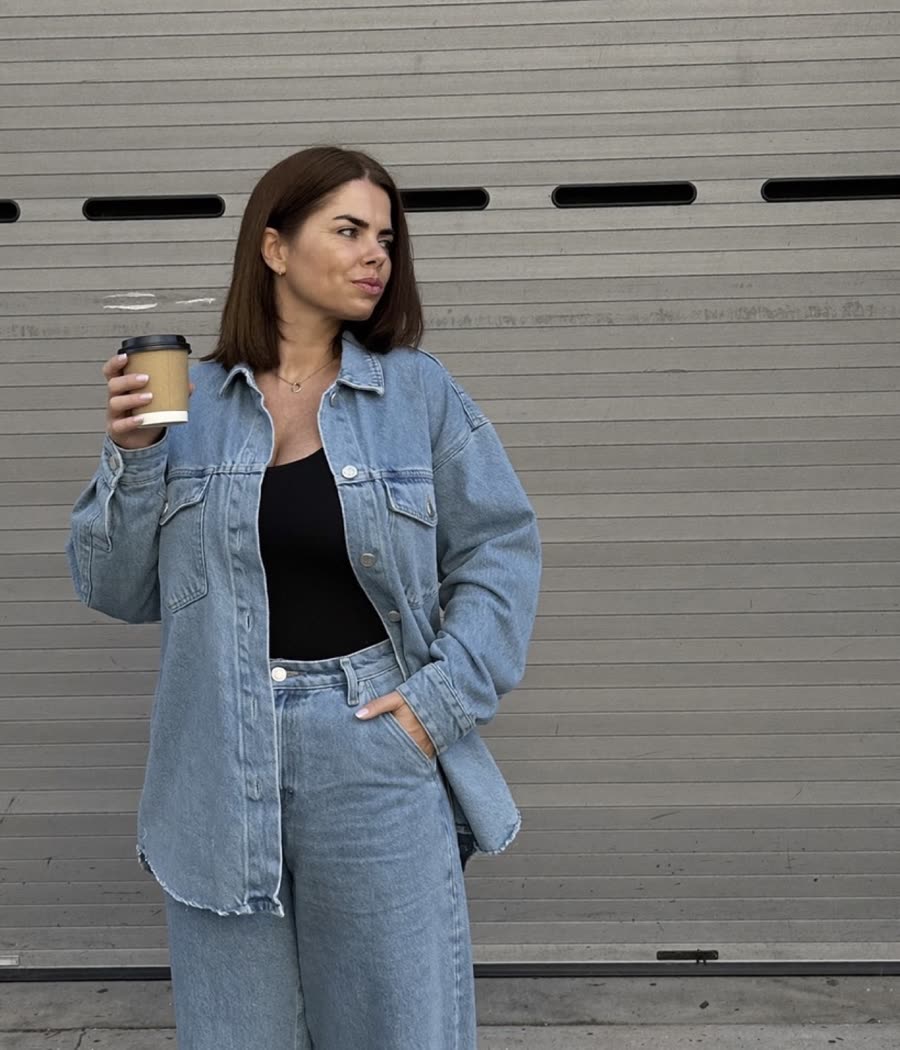 Mariane mit Kaffee in der Hand